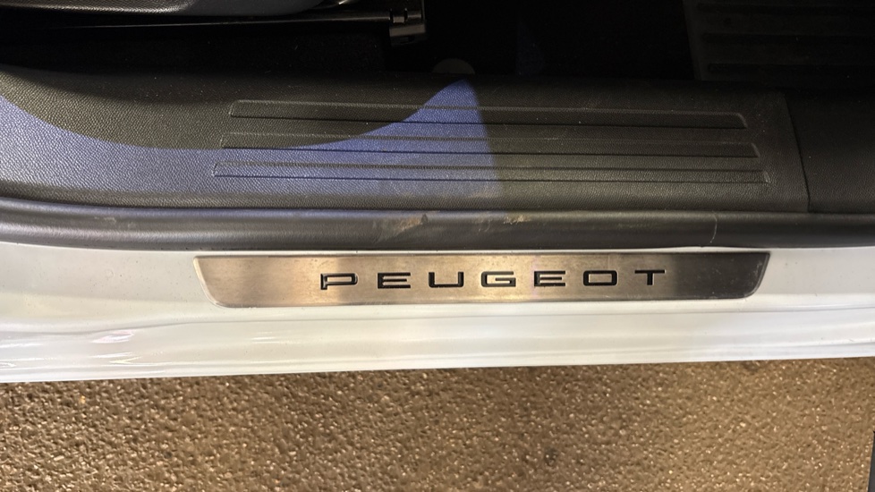 Peugeot 2008 1.2 PureTech 130 GT 5dr EAT8 Petrol Estate - Image 39