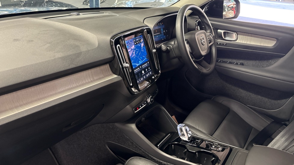 Volvo XC40 2.0 B3P Ultra Dark 5dr Auto Petrol Estate - Image 9