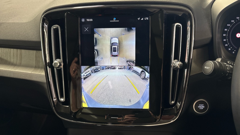 Volvo XC40 2.0 B3P Ultra Dark 5dr Auto Petrol Estate - Image 21