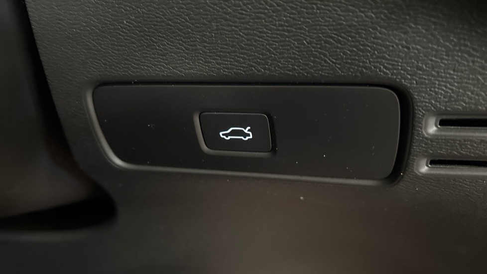 Volvo XC40 2.0 B3P Ultra Dark 5dr Auto Petrol Estate - Image 26