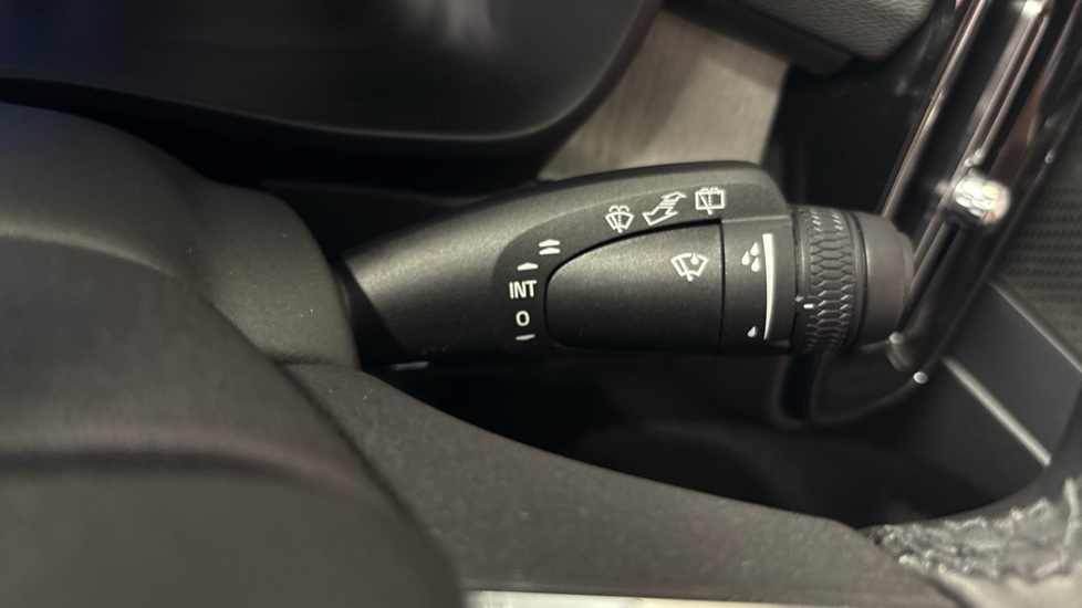 Volvo XC40 2.0 B3P Ultra Dark 5dr Auto Petrol Estate - Image 30