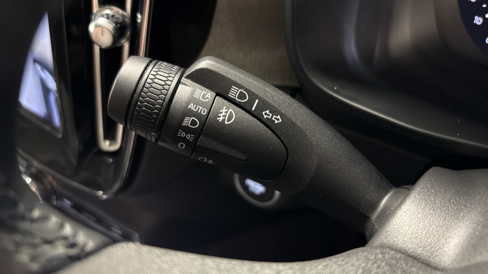 Volvo XC40 2.0 B3P Ultra Dark 5dr Auto Petrol Estate - Image 31