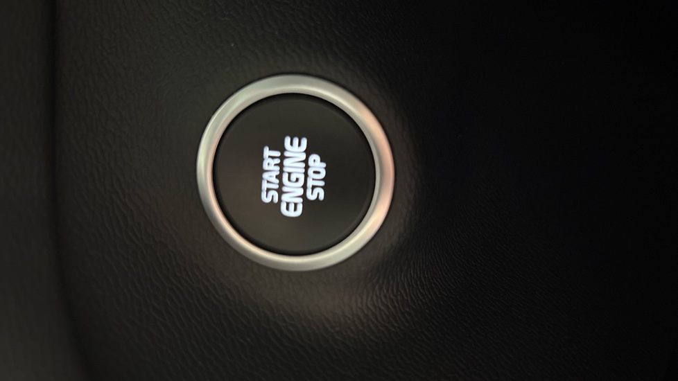 Volvo XC40 2.0 B3P Ultra Dark 5dr Auto Petrol Estate - Image 32