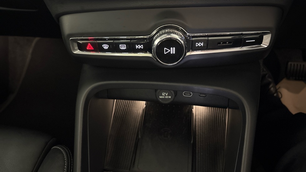 Volvo XC40 2.0 B3P Ultra Dark 5dr Auto Petrol Estate - Image 39