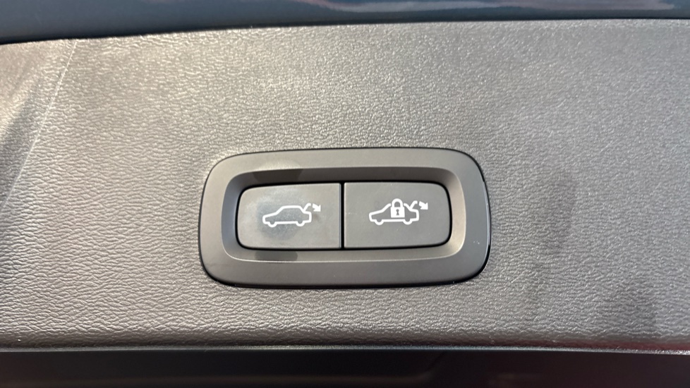 Volvo XC40 2.0 B3P Ultra Dark 5dr Auto Petrol Estate - Image 71