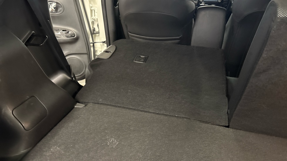 Nissan Juke 1.6 N-Connecta 5dr Xtronic Petrol Hatchback - Image 58