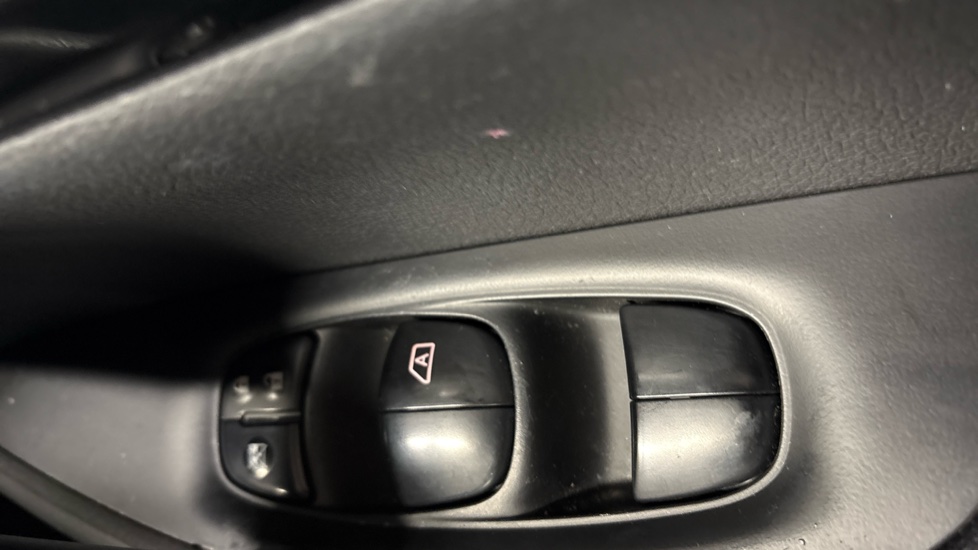 Nissan Qashqai 1.6 dCi N-Connecta 5dr Xtronic Diesel Hatchback - Image 22