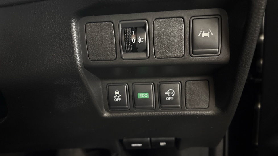 Nissan Qashqai 1.6 dCi N-Connecta 5dr Xtronic Diesel Hatchback - Image 25