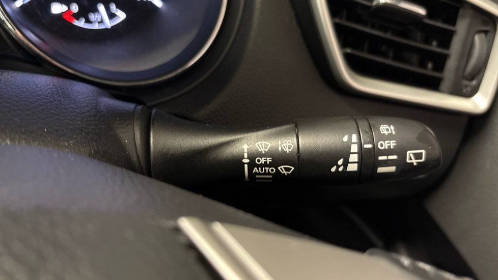 Nissan Qashqai 1.6 dCi N-Connecta 5dr Xtronic Diesel Hatchback - Image 30