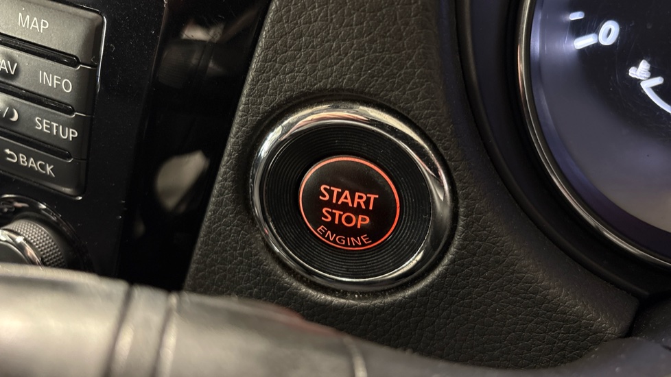 Nissan Qashqai 1.6 dCi N-Connecta 5dr Xtronic Diesel Hatchback - Image 32