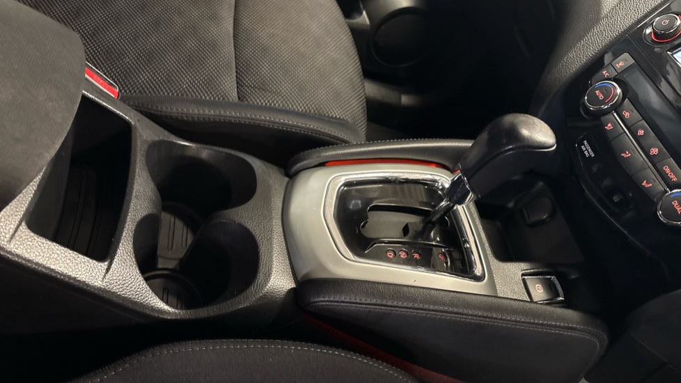 Nissan Qashqai 1.6 dCi N-Connecta 5dr Xtronic Diesel Hatchback - Image 45