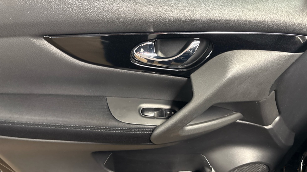 Nissan Qashqai 1.6 dCi N-Connecta 5dr Xtronic Diesel Hatchback - Image 70