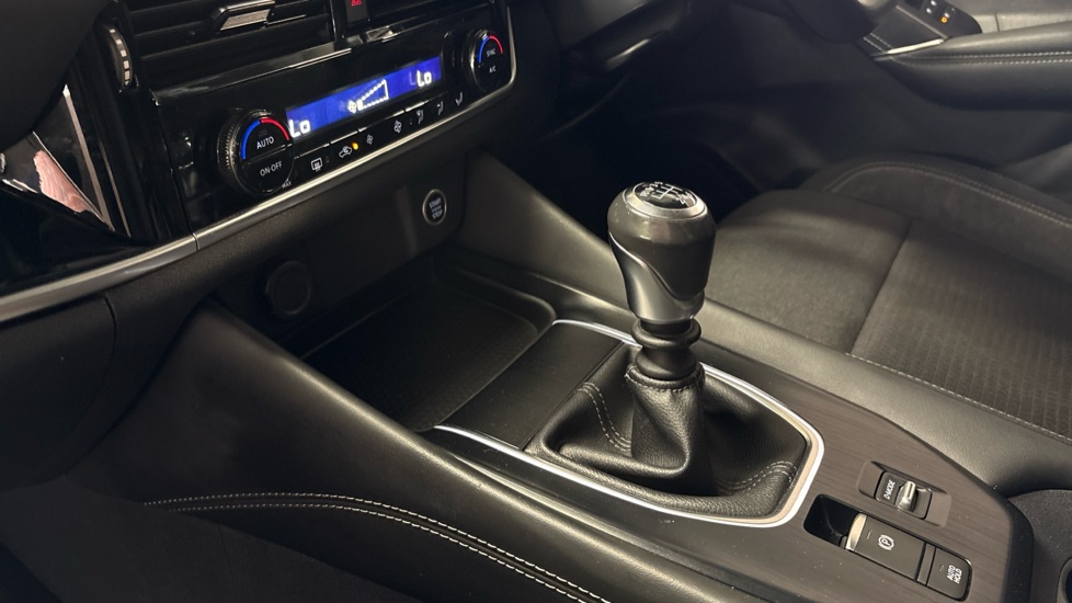 Nissan Qashqai 1.3 DiG-T MH N-Connecta 5dr Petrol Hatchback - Image 13