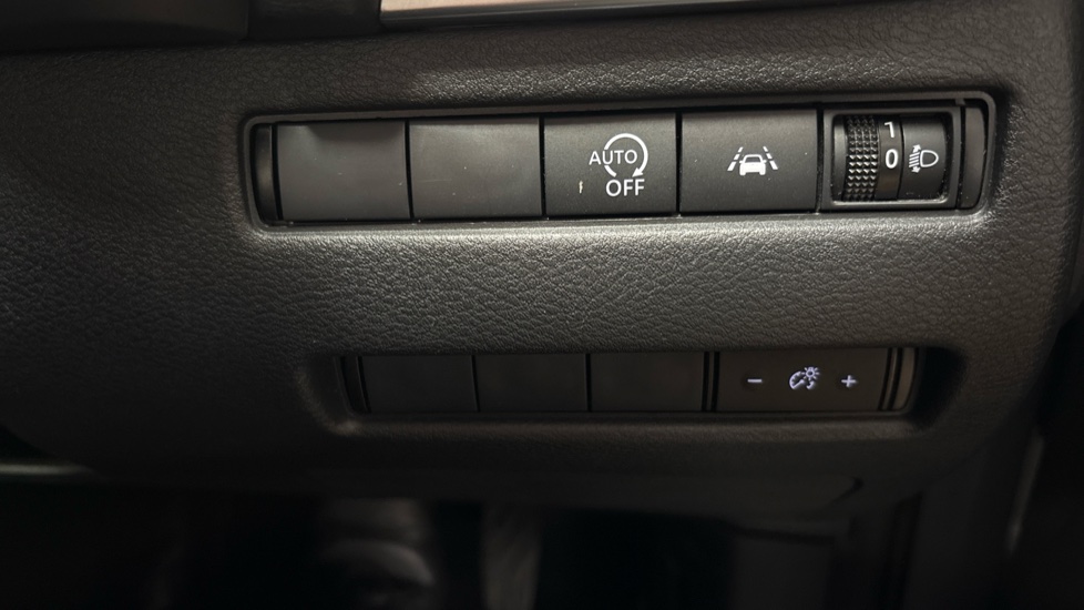 Nissan Qashqai 1.3 DiG-T MH N-Connecta 5dr Petrol Hatchback - Image 26
