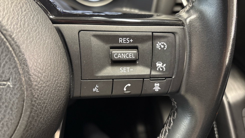 Nissan Qashqai 1.3 DiG-T MH N-Connecta 5dr Petrol Hatchback - Image 27