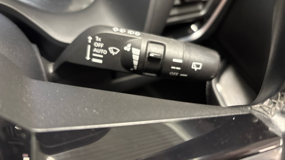 Nissan Qashqai 1.3 DiG-T MH N-Connecta 5dr Petrol Hatchback - Image 30