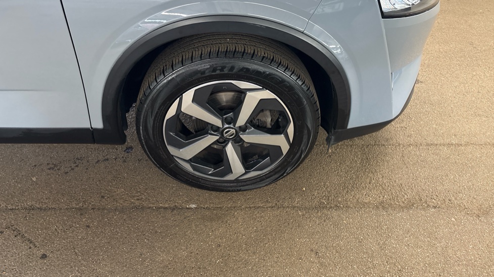Nissan Qashqai 1.3 DiG-T MH N-Connecta 5dr Petrol Hatchback - Image 53