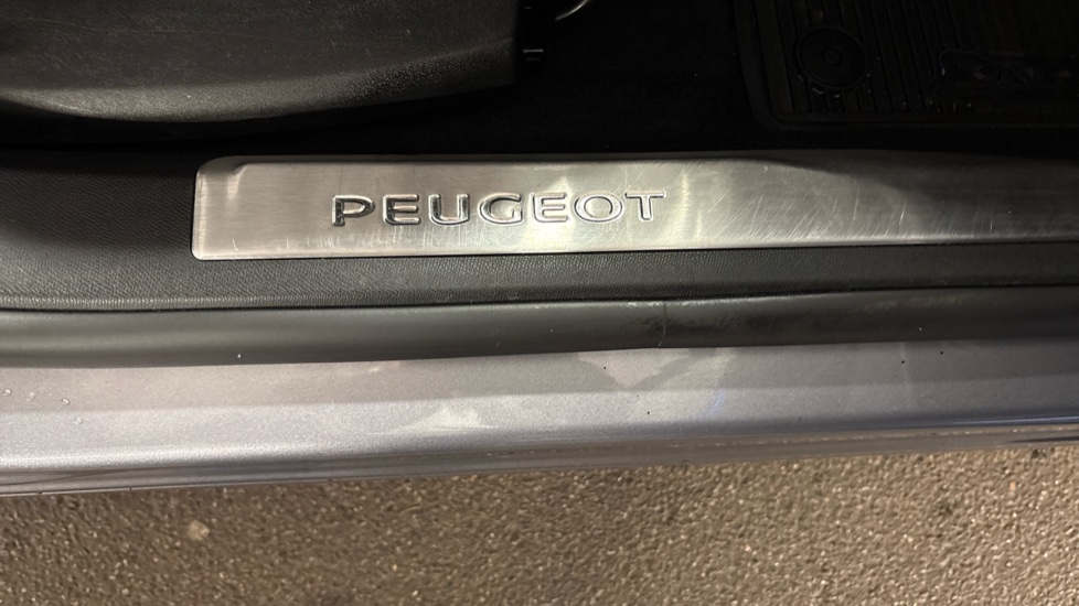 Peugeot 3008 1.5 BlueHDi Allure Premium+ 5dr EAT8 Diesel Estate - Image 43