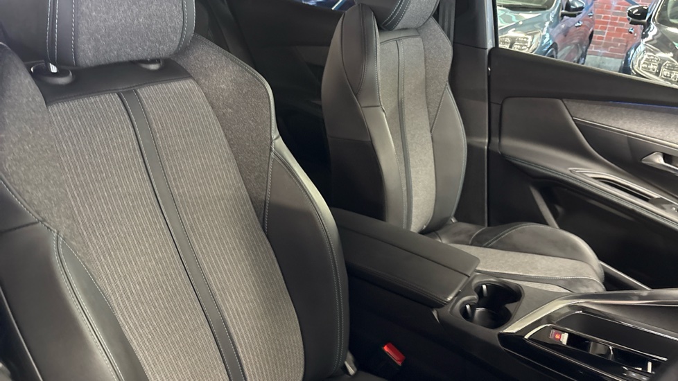 Peugeot 3008 1.5 BlueHDi Allure Premium+ 5dr EAT8 Diesel Estate - Image 70