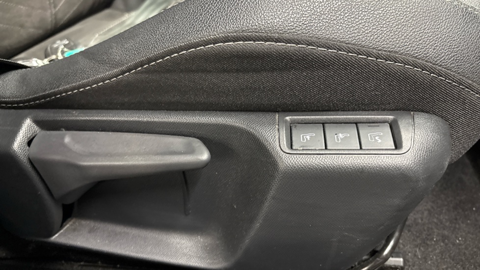 Vauxhall Mokka 100kW Ultimate 50kWh 5dr Auto Electric Hatchback - Image 41