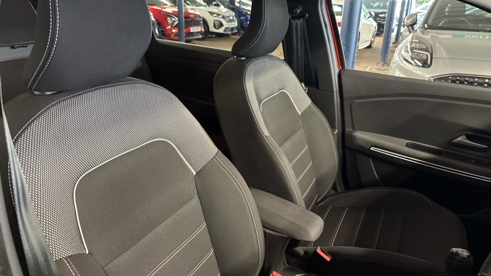Dacia Jogger 1.0 TCe Extreme SE 5dr Petrol Estate - Image 75
