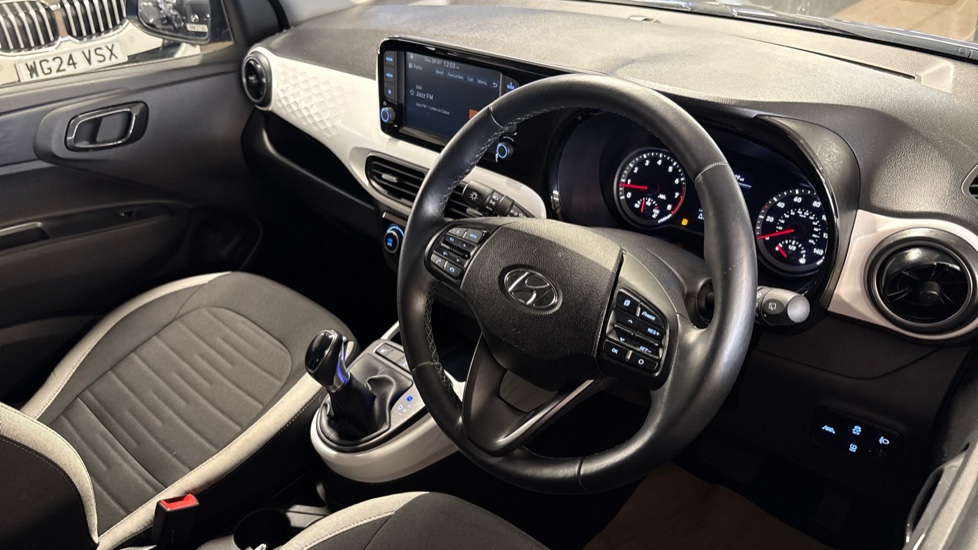 Hyundai i10 1.2 MPi Premium 5dr Auto Petrol Hatchback - Image 14