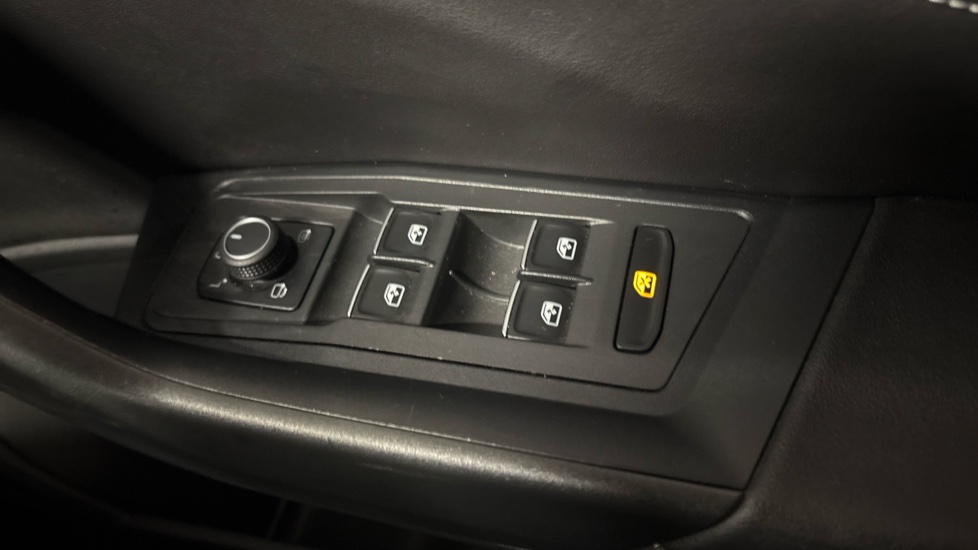 Volkswagen T-Roc 1.5 TSI R-Line 5dr DSG Petrol Hatchback - Image 23