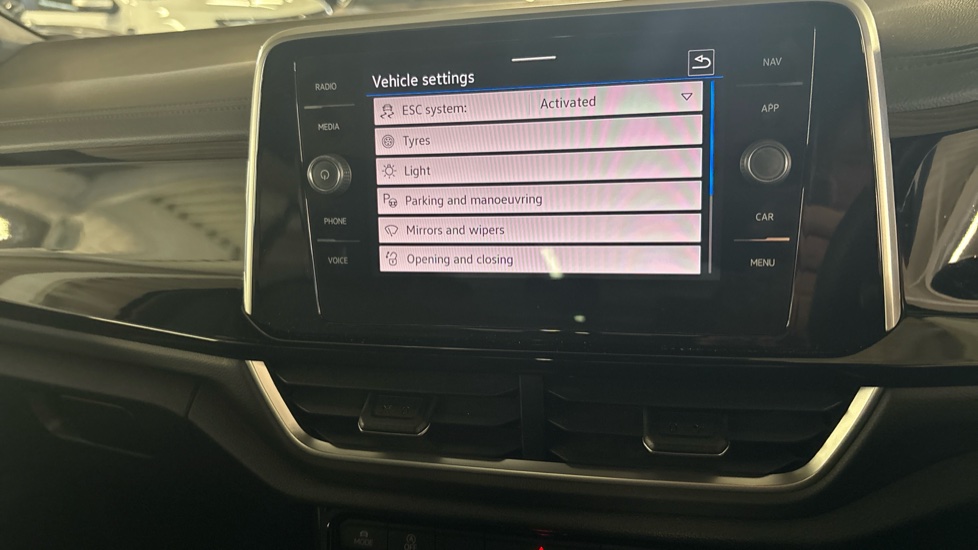 Volkswagen T-Roc 1.5 TSI R-Line 5dr DSG Petrol Hatchback - Image 37