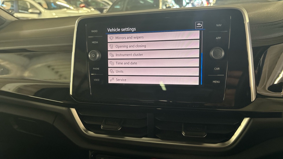 Volkswagen T-Roc 1.5 TSI R-Line 5dr DSG Petrol Hatchback - Image 38