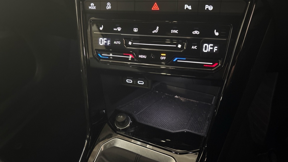 Volkswagen T-Roc 1.5 TSI R-Line 5dr DSG Petrol Hatchback - Image 41