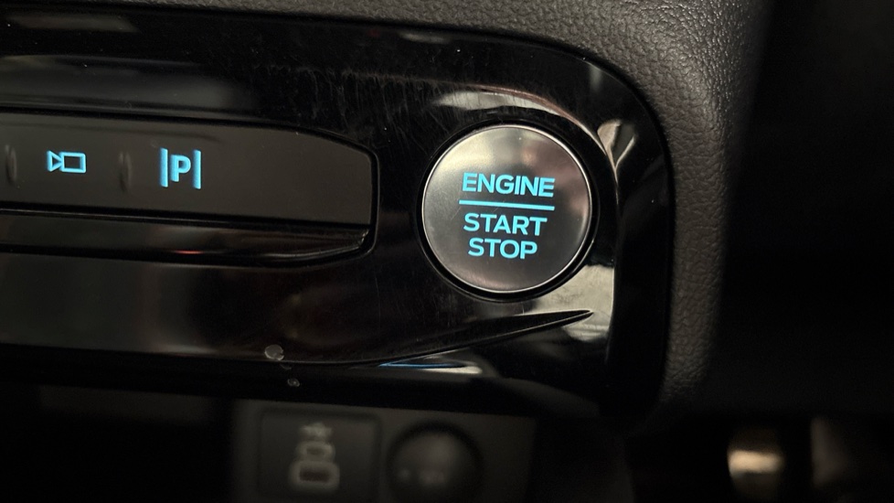 Ford Kuga 2.5 FHEV ST-Line X 5dr CVT Hybrid Estate - Image 31