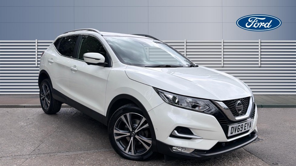 Nissan Qashqai 1.3 DiG-T N-Connecta 5dr Petrol Hatchback - Image 1
