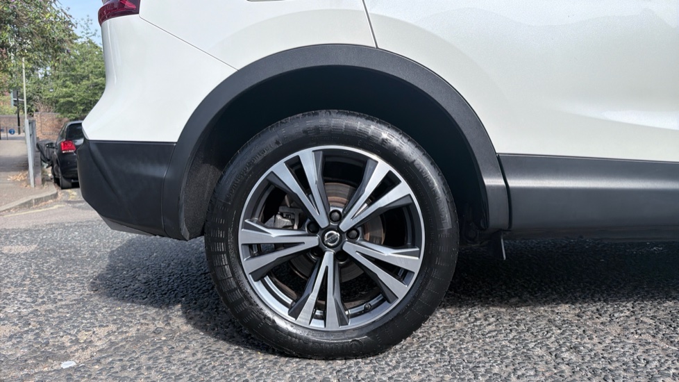 Nissan Qashqai 1.3 DiG-T N-Connecta 5dr Petrol Hatchback - Image 7