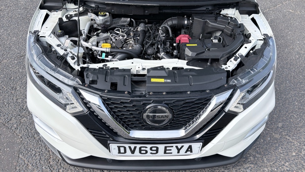 Nissan Qashqai 1.3 DiG-T N-Connecta 5dr Petrol Hatchback - Image 8