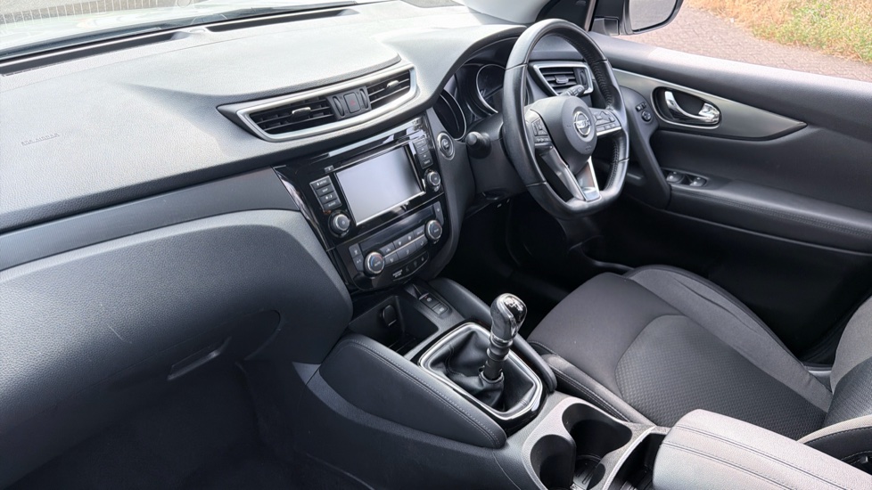 Nissan Qashqai 1.3 DiG-T N-Connecta 5dr Petrol Hatchback - Image 9