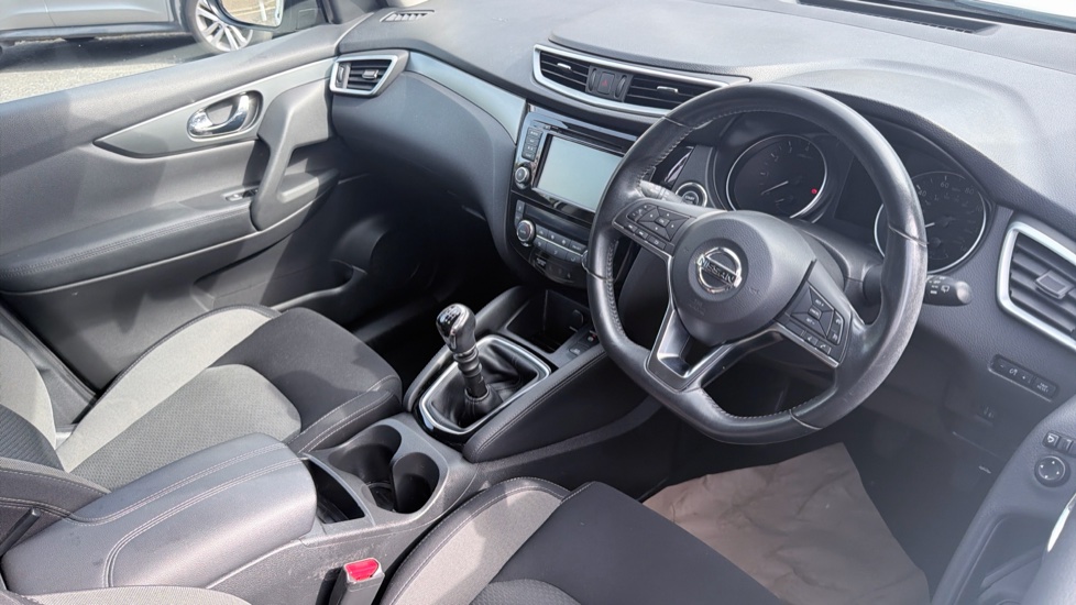 Nissan Qashqai 1.3 DiG-T N-Connecta 5dr Petrol Hatchback - Image 11
