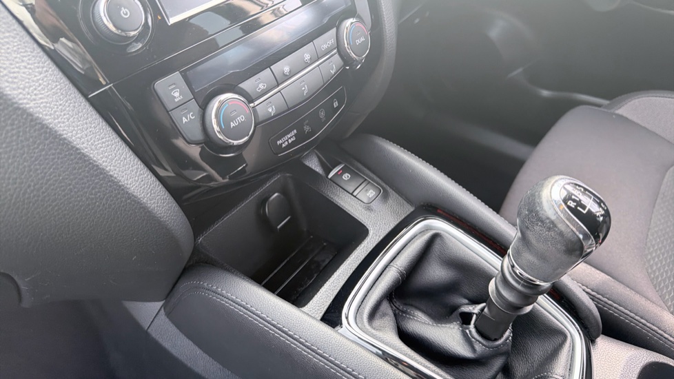 Nissan Qashqai 1.3 DiG-T N-Connecta 5dr Petrol Hatchback - Image 13
