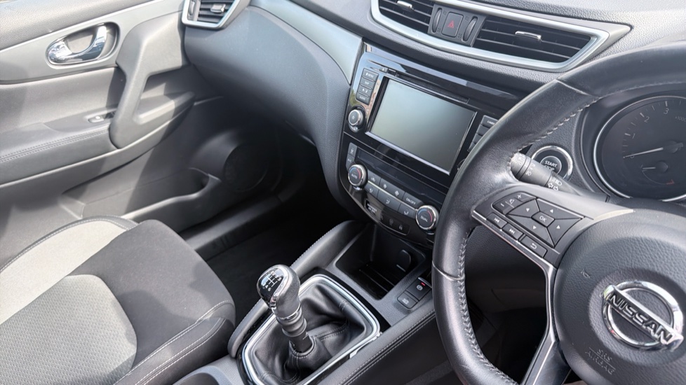 Nissan Qashqai 1.3 DiG-T N-Connecta 5dr Petrol Hatchback - Image 14