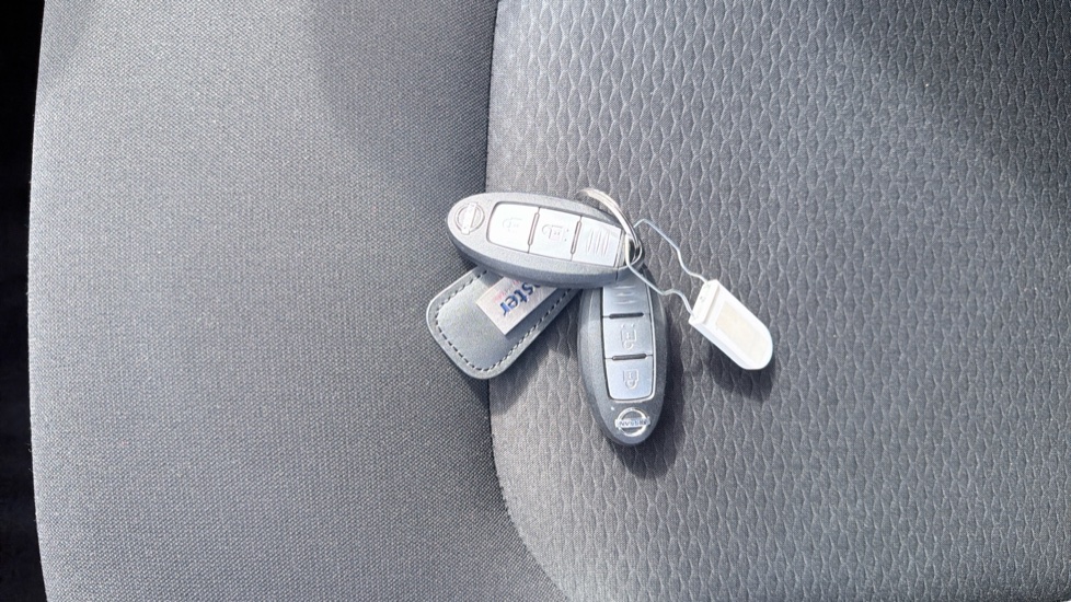 Nissan Qashqai 1.3 DiG-T N-Connecta 5dr Petrol Hatchback - Image 20
