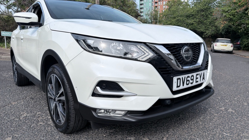 Nissan Qashqai 1.3 DiG-T N-Connecta 5dr Petrol Hatchback - Image 21
