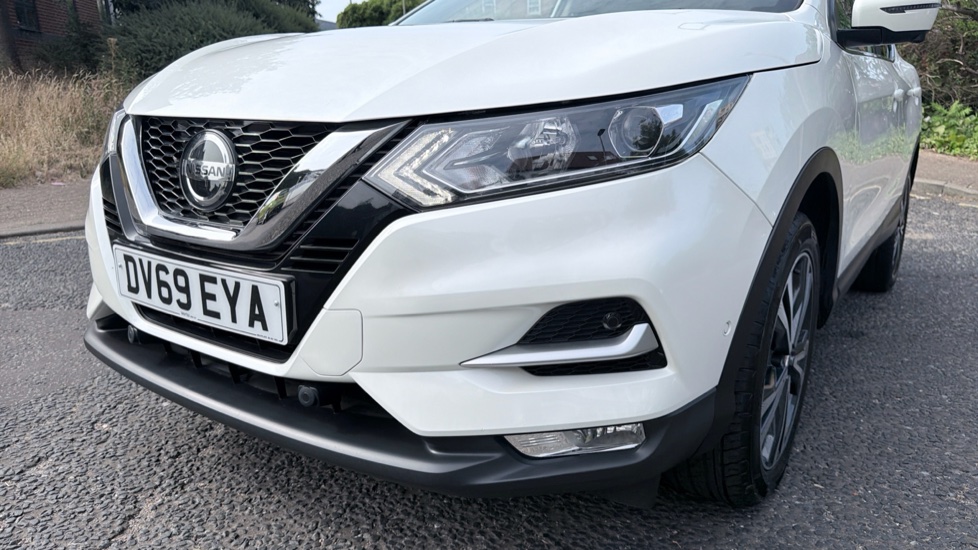 Nissan Qashqai 1.3 DiG-T N-Connecta 5dr Petrol Hatchback - Image 22