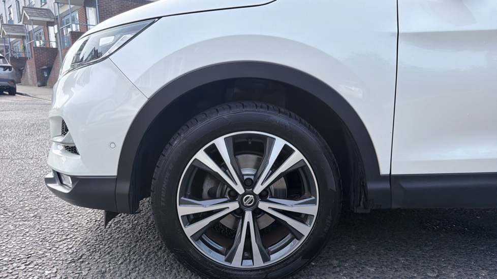 Nissan Qashqai 1.3 DiG-T N-Connecta 5dr Petrol Hatchback - Image 25