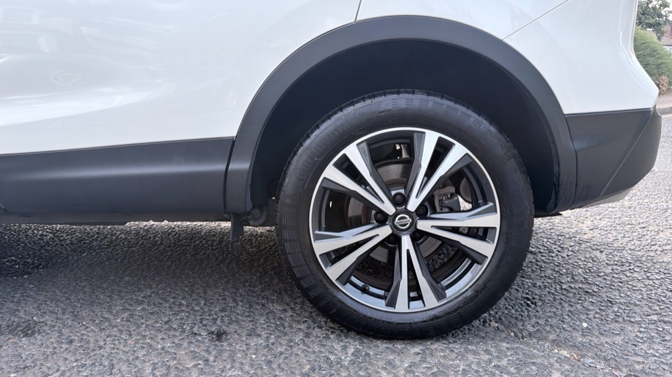 Nissan Qashqai 1.3 DiG-T N-Connecta 5dr Petrol Hatchback - Image 26