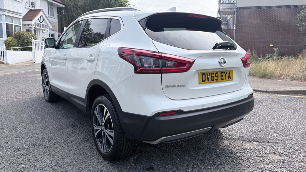 Nissan Qashqai 1.3 DiG-T N-Connecta 5dr Petrol Hatchback - Image 27