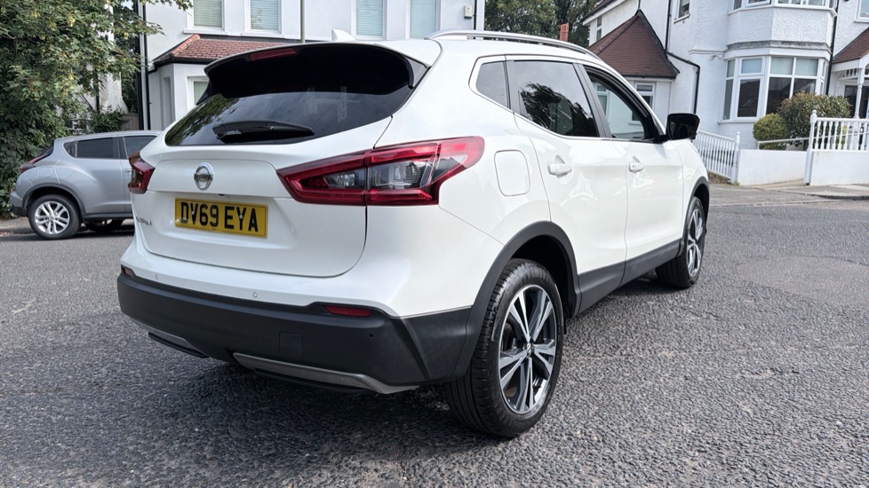 Nissan Qashqai 1.3 DiG-T N-Connecta 5dr Petrol Hatchback - Image 28