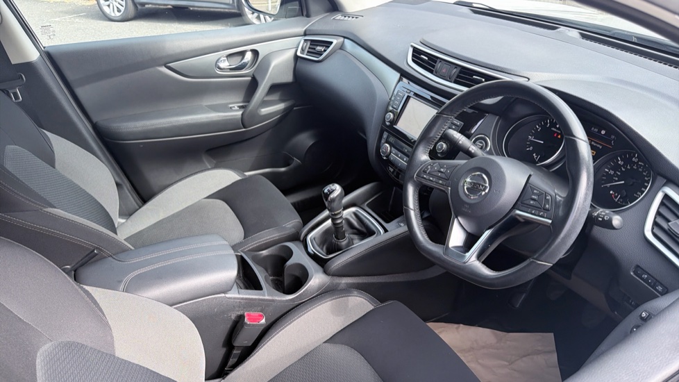 Nissan Qashqai 1.3 DiG-T N-Connecta 5dr Petrol Hatchback - Image 31