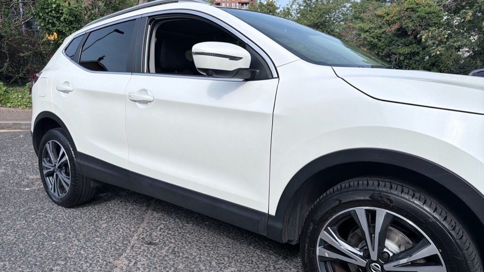 Nissan Qashqai 1.3 DiG-T N-Connecta 5dr Petrol Hatchback - Image 32