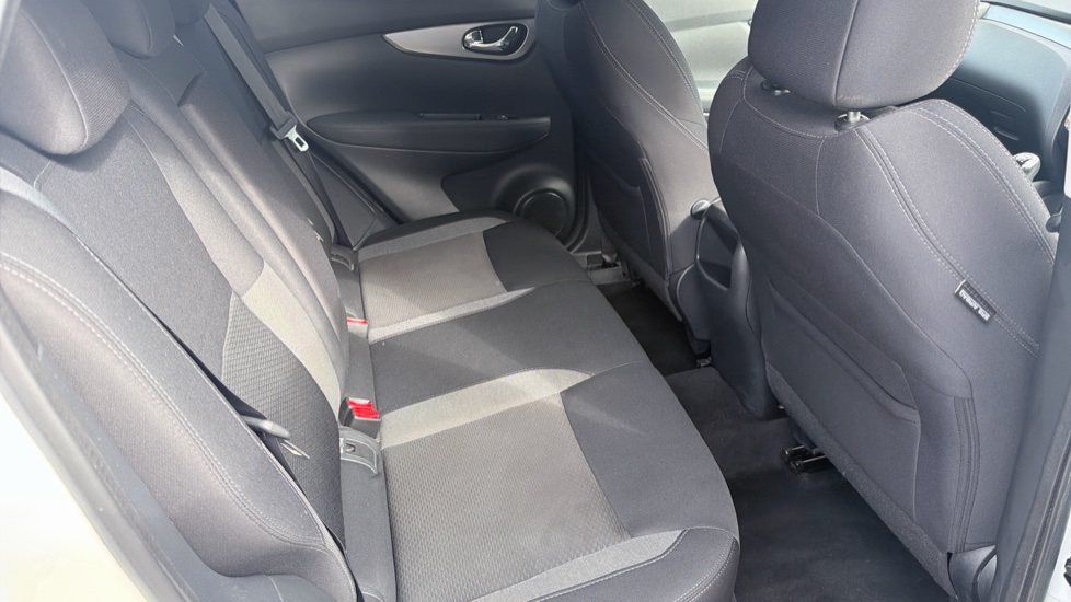 Nissan Qashqai 1.3 DiG-T N-Connecta 5dr Petrol Hatchback - Image 33
