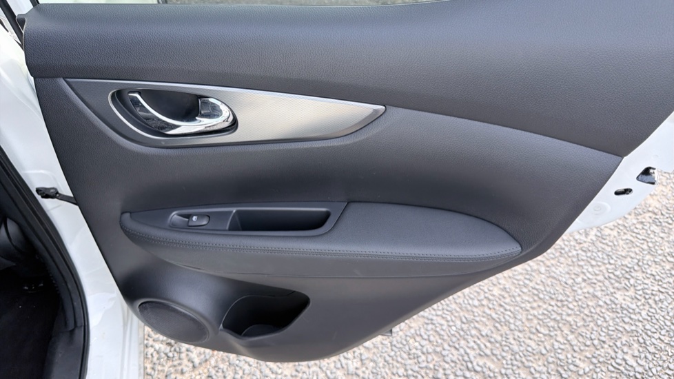 Nissan Qashqai 1.3 DiG-T N-Connecta 5dr Petrol Hatchback - Image 34