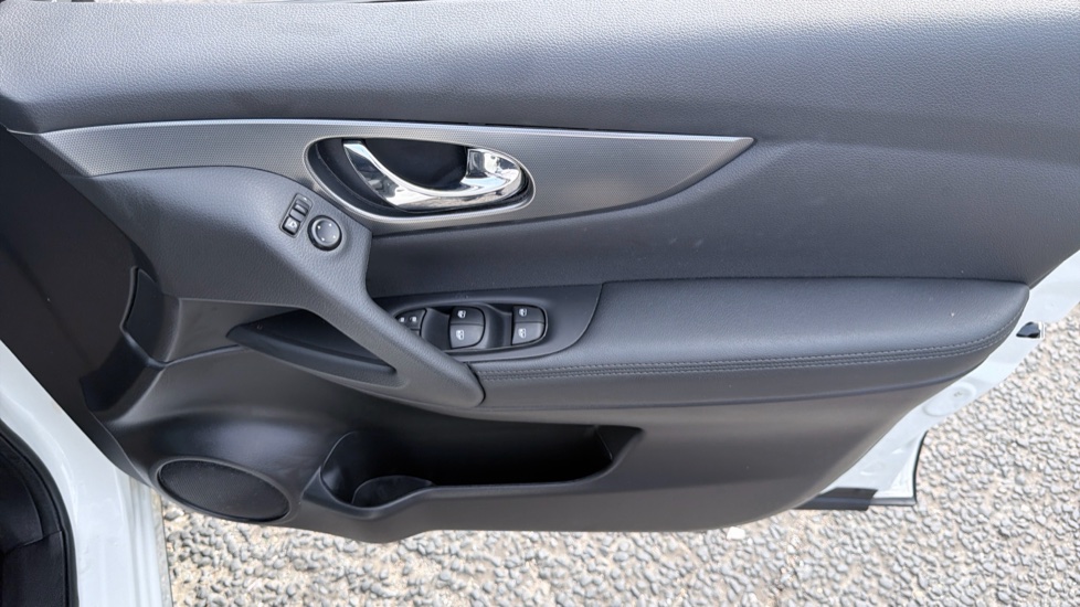 Nissan Qashqai 1.3 DiG-T N-Connecta 5dr Petrol Hatchback - Image 35
